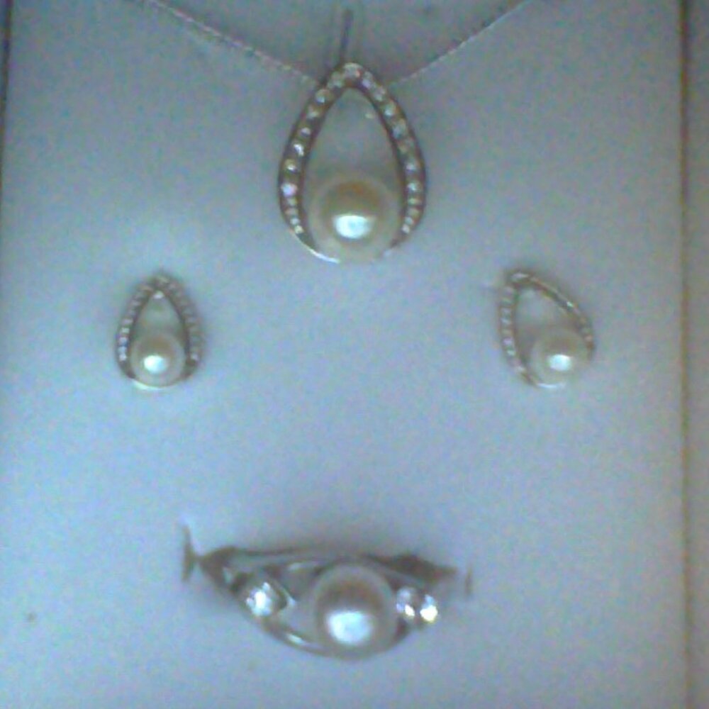 silver pearl and diamond chip jewelry set,